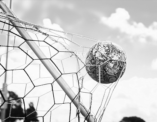 Piłka wpadająca do siatki